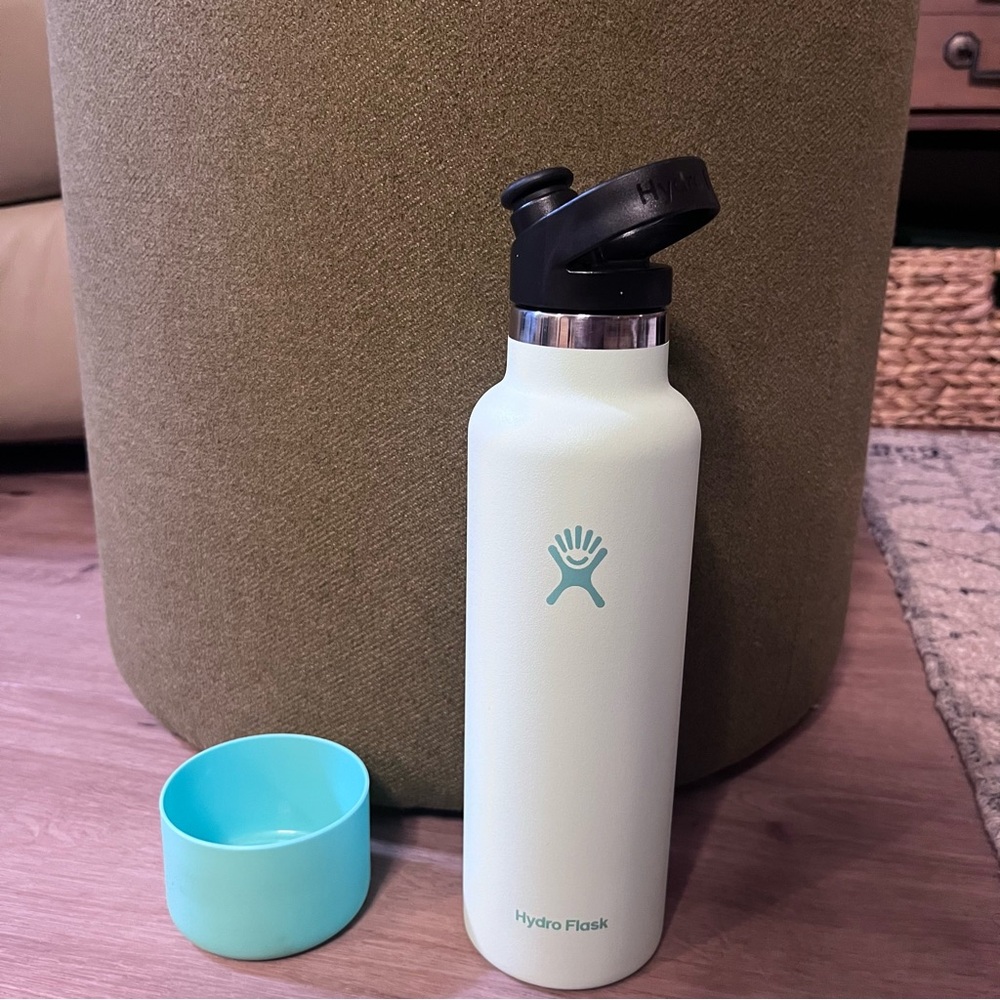 Hydro Flask Light Blue Water Bottle 21oz and matching boot